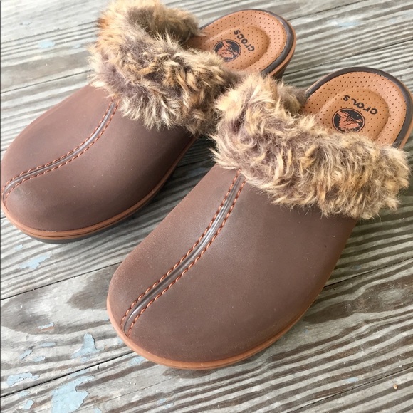 crocs cobbler fuzz clog